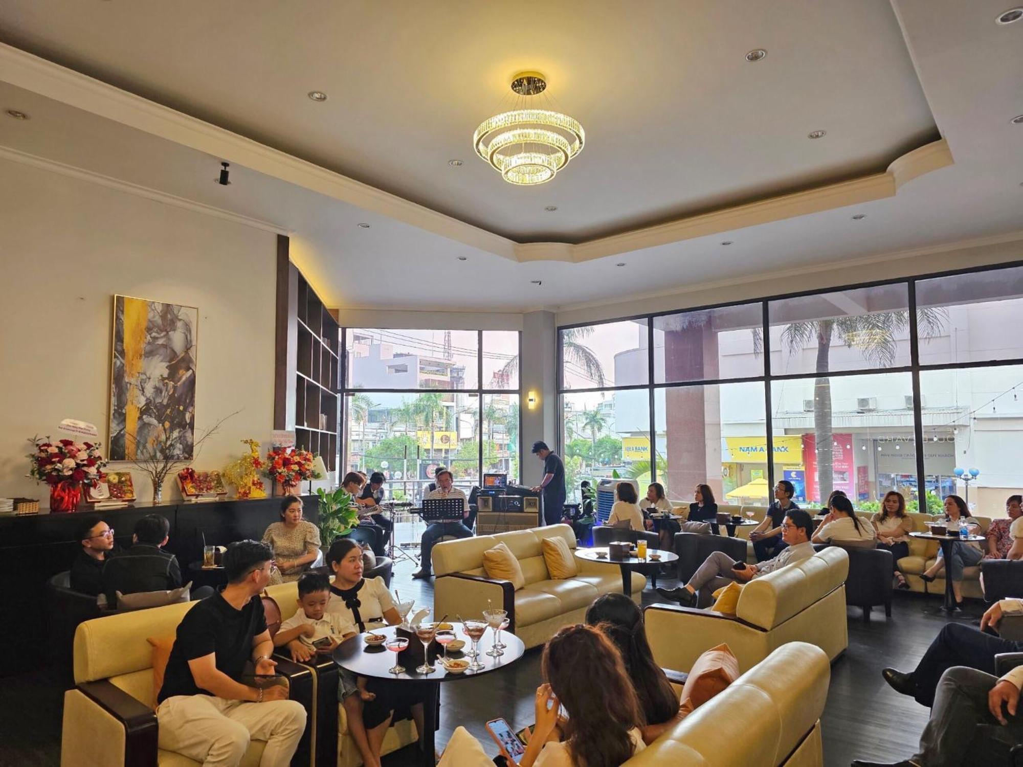 Dong Xuyen Hotel Long Xuyên エクステリア 写真
